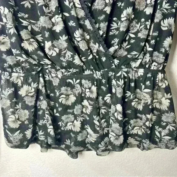 Common Collection Find the Joy Women’s Floral Mesh Surplice Top Size Small - Picture 8 of 15